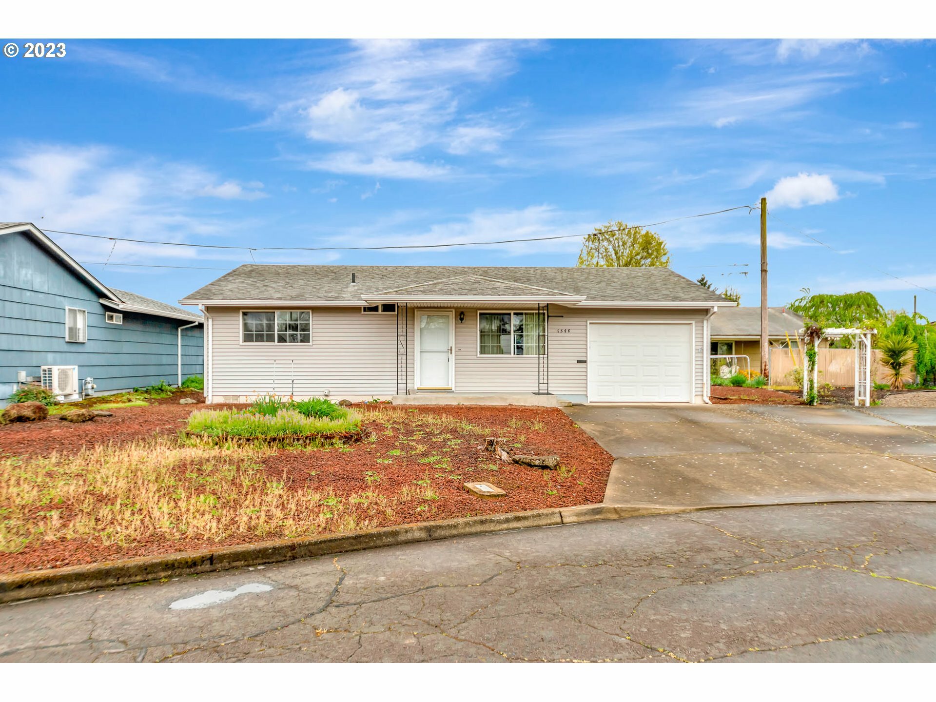 Property Photo: 1548 Umpqua Pl OR 97071