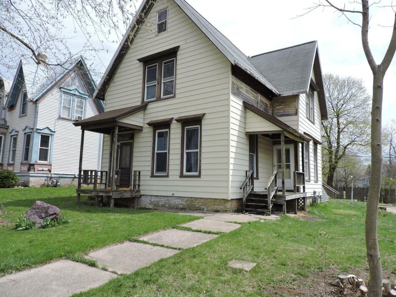 Property Photo:  216 Baldwin St  WI 53585 