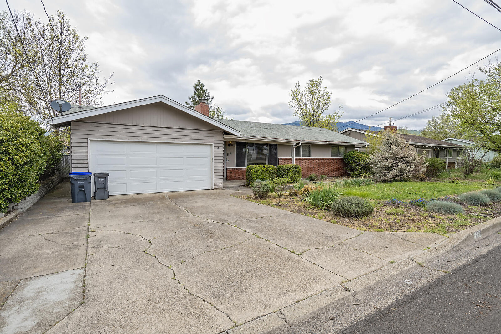 Property Photo: 269 W Nevada Street OR 97520
