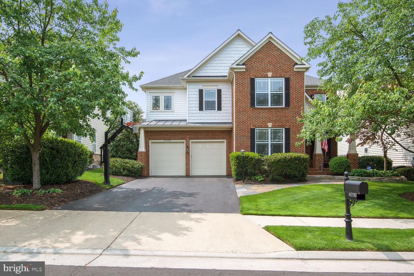 Property Photo: 42799 Klondike Court VA 20148