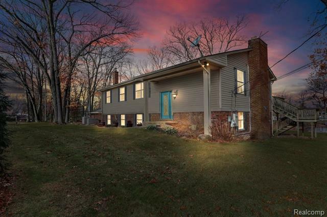 Property Photo:  2294 Paulette Drive  MI 48390 