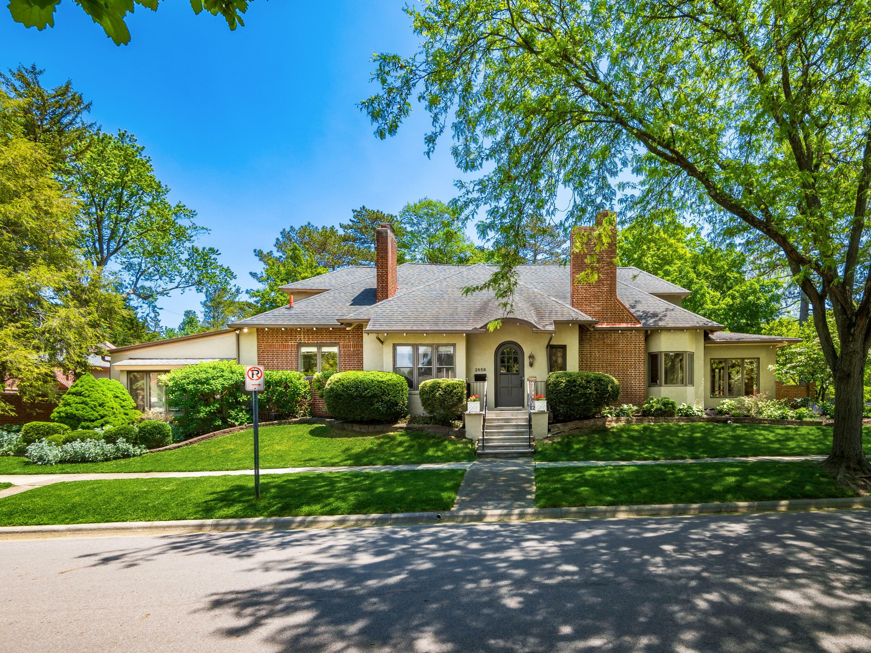 Property Photo: 2658 E Broad Street OH 43209
