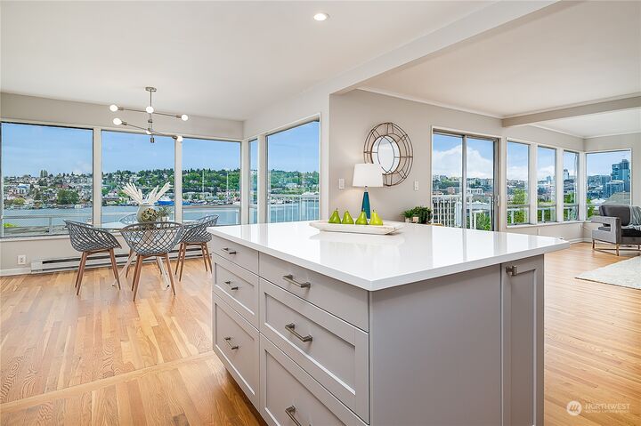 Property Photo:  1758 Dexter Avenue N 6  WA 98109 