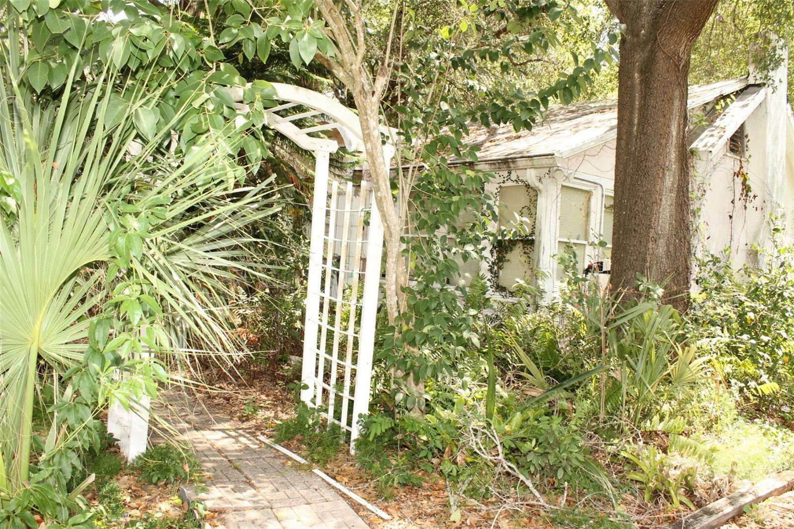 Property Photo:  951 East Avenue  FL 34711 