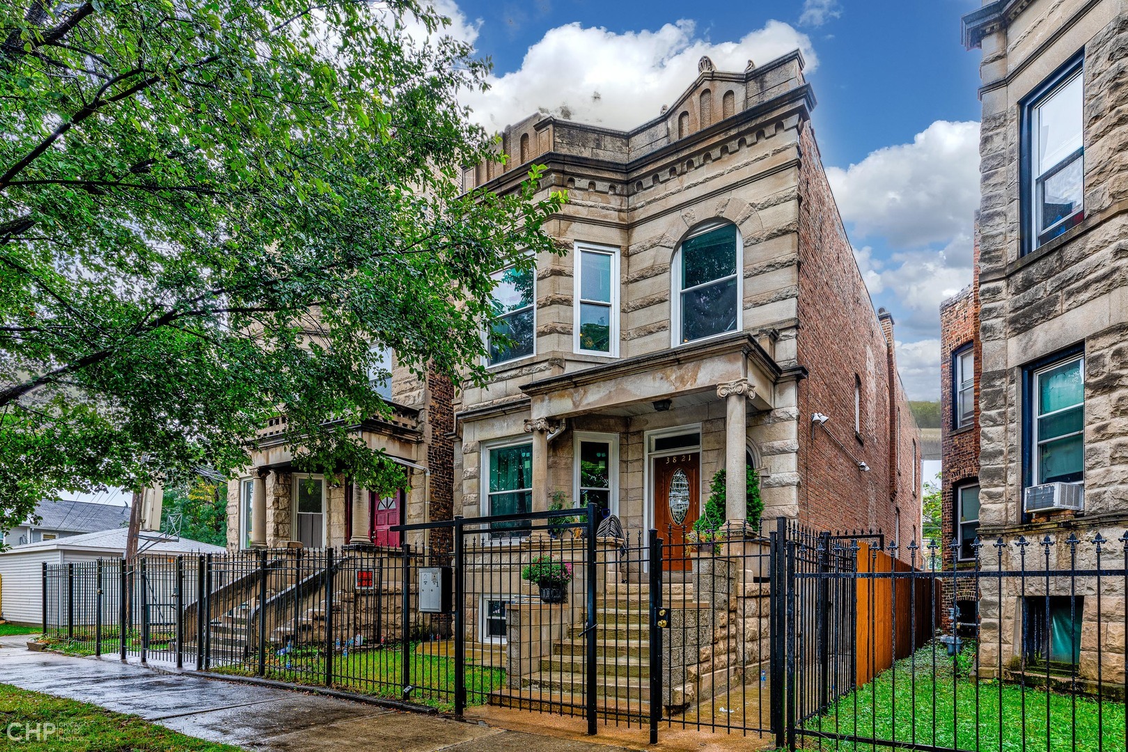 Property Photo: 3821 W Monroe Street 2 IL 60624