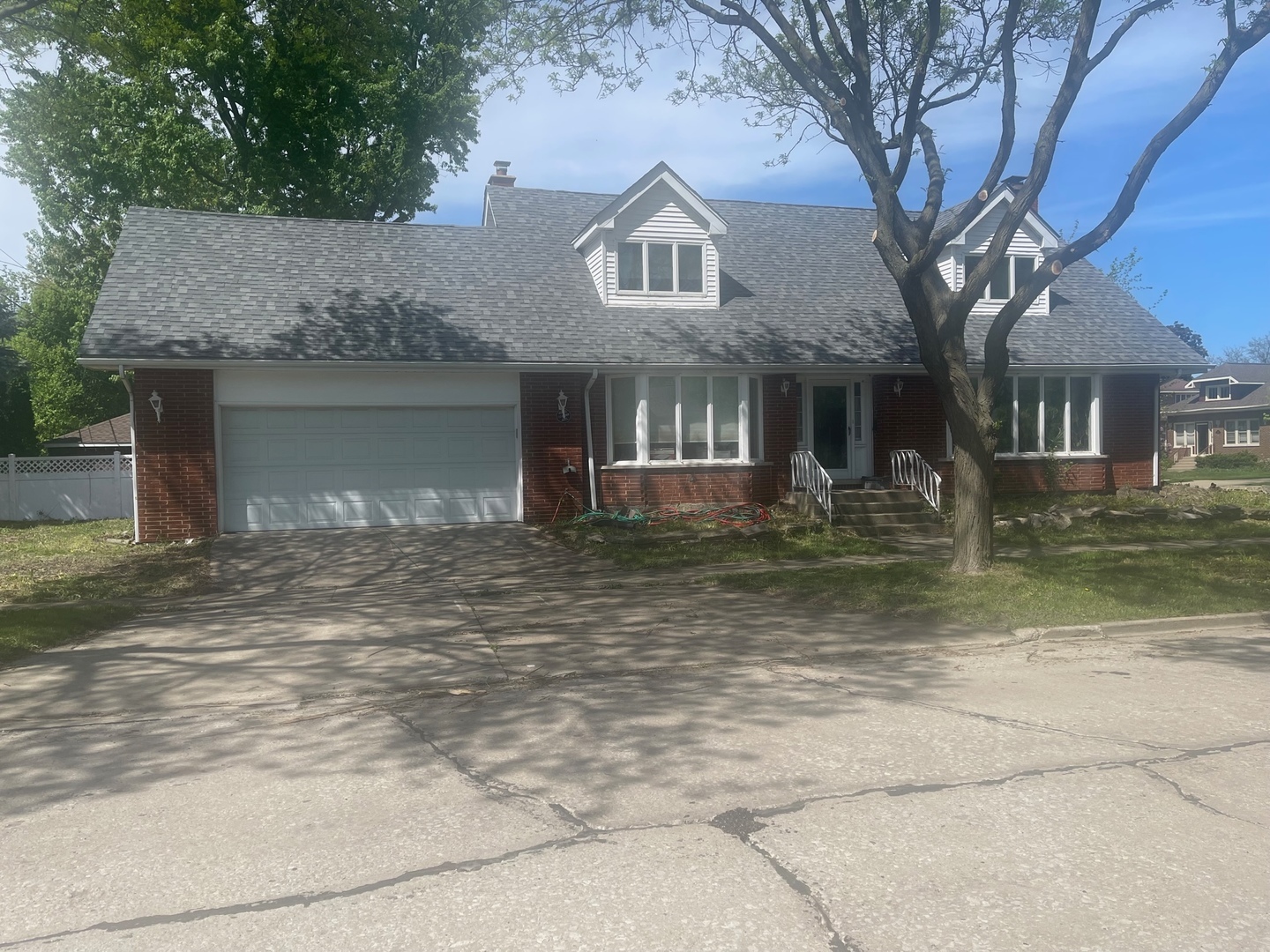 Property Photo:  800 Robinhood Lane  IL 60526 