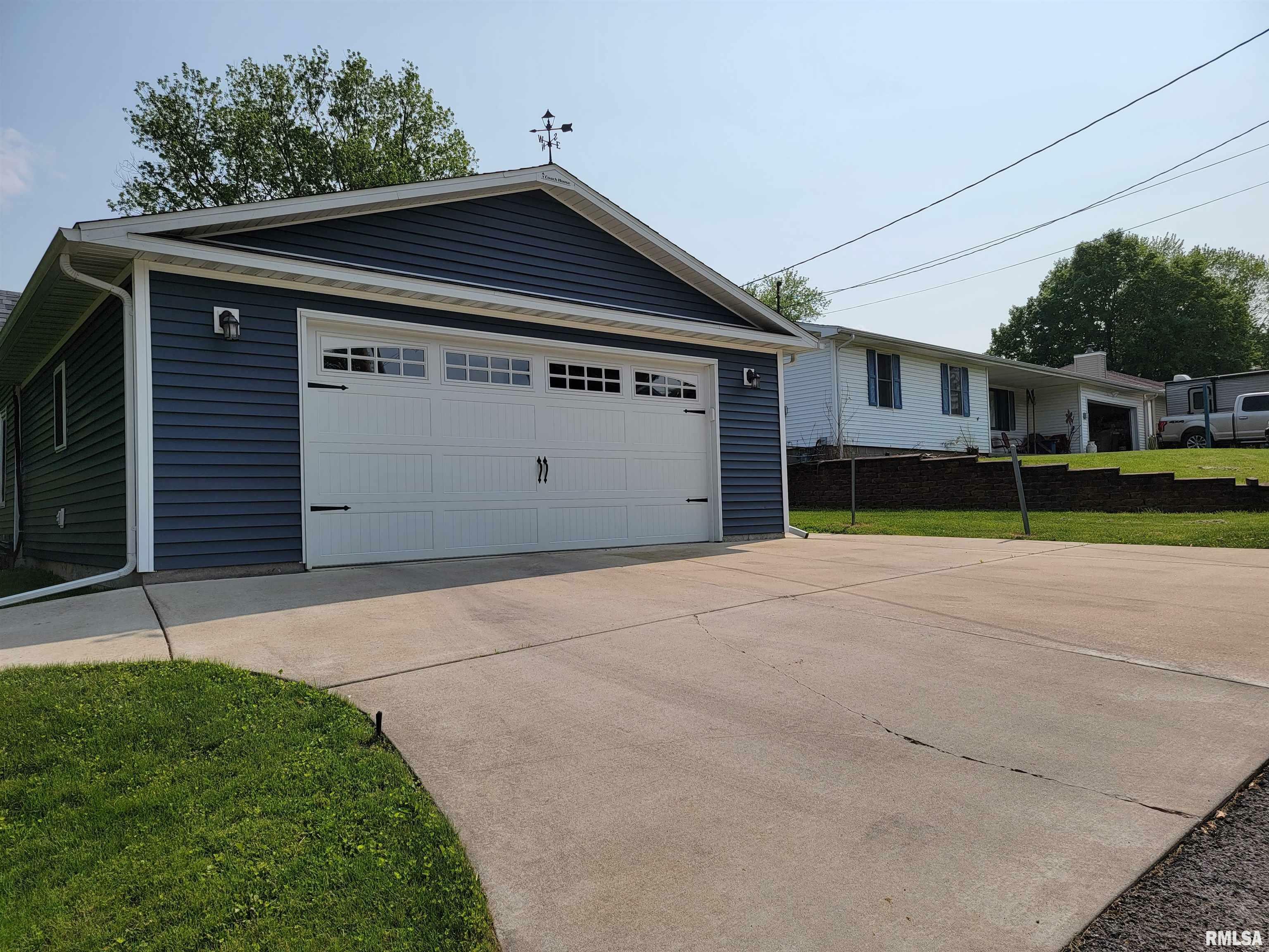 Property Photo: 464 W Vine Street IL 61520