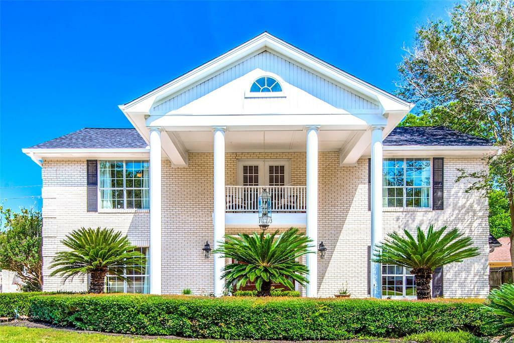 Property Photo: 1933 Country Club Boulevard TX 77478