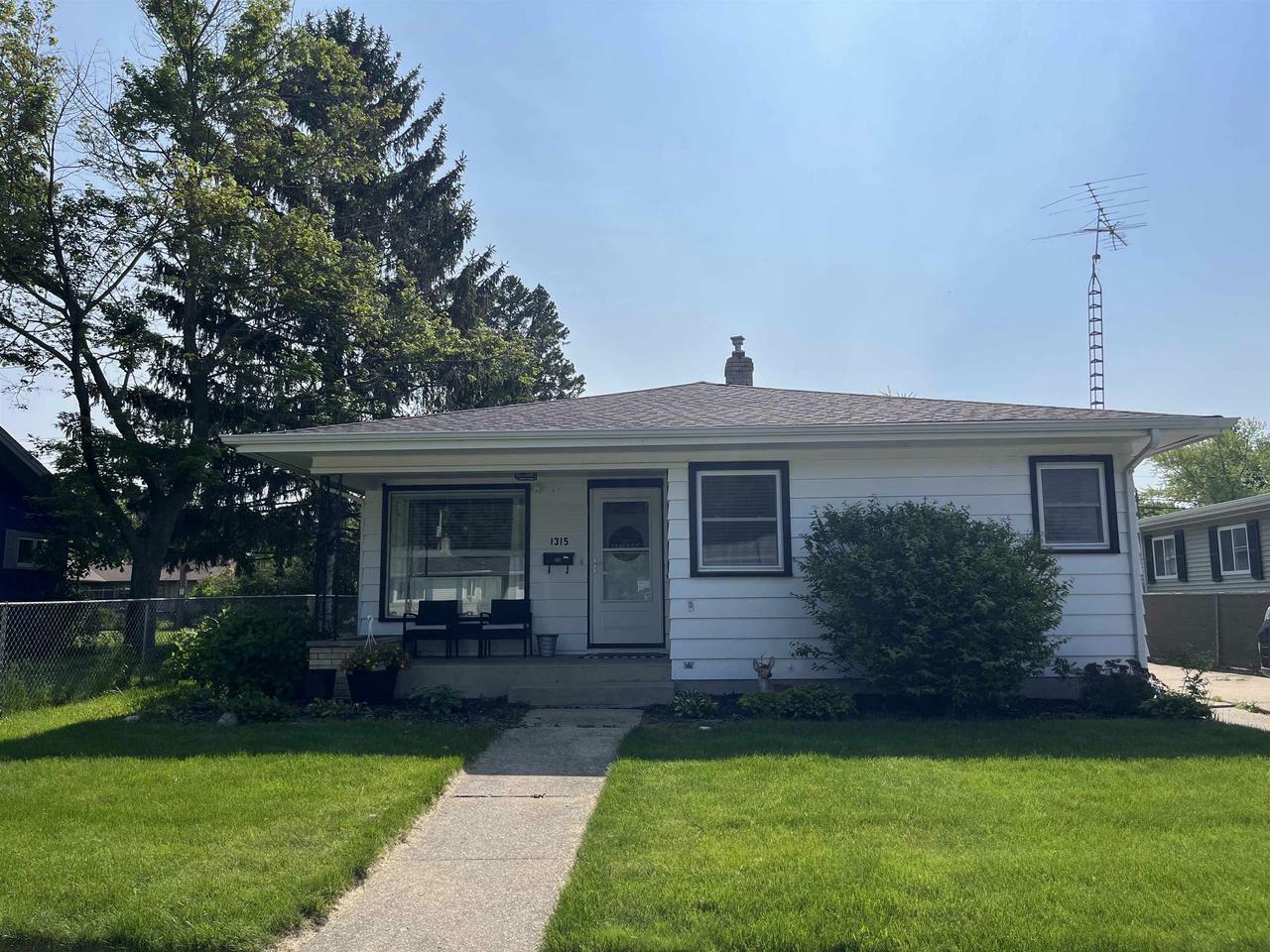 Property Photo:  1315 South Pearl St  WI 53546 
