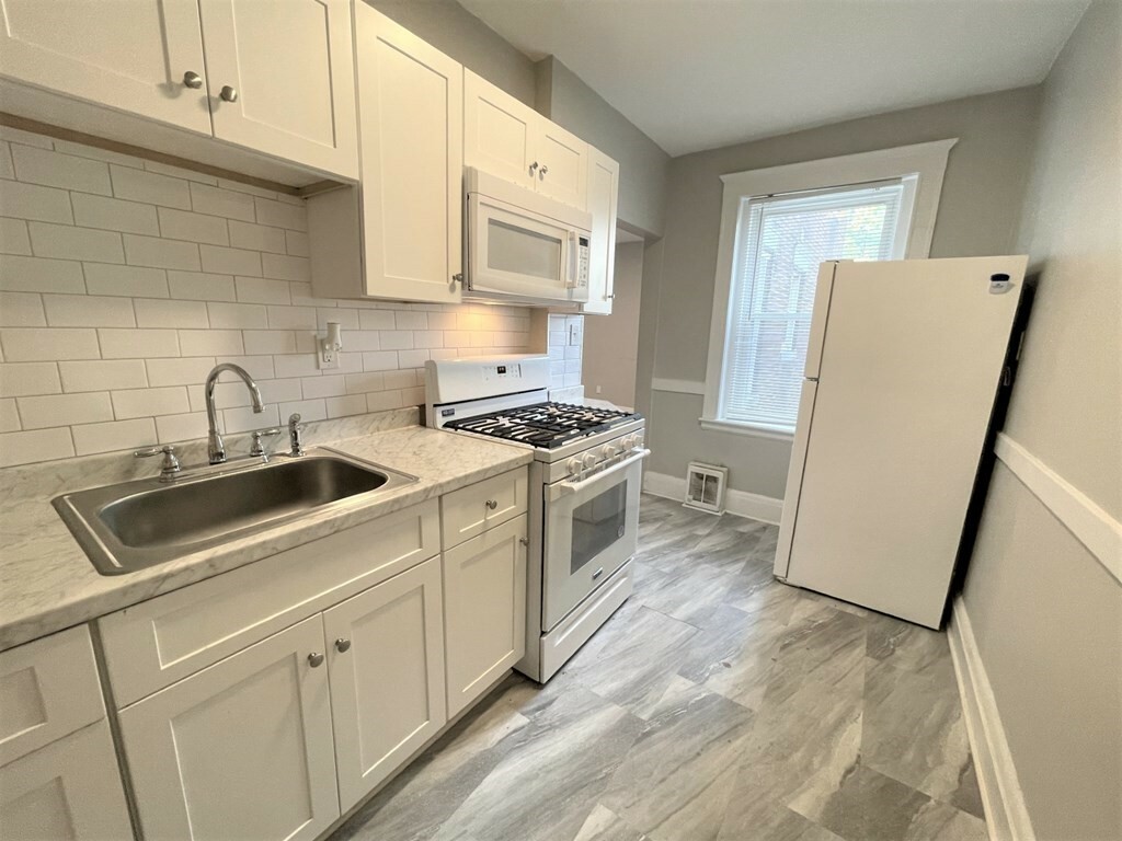 Property Photo: 15 Huss Ct 105 MA 01905