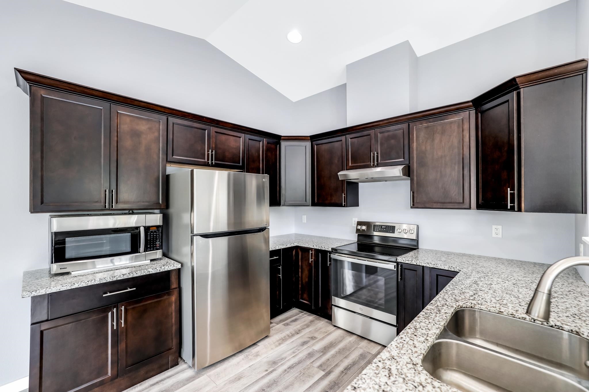 Property Photo: 250 Guinevere Dr WA 99180