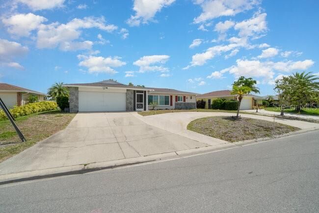 Property Photo: 1325 Cambridge Drive FL 34293