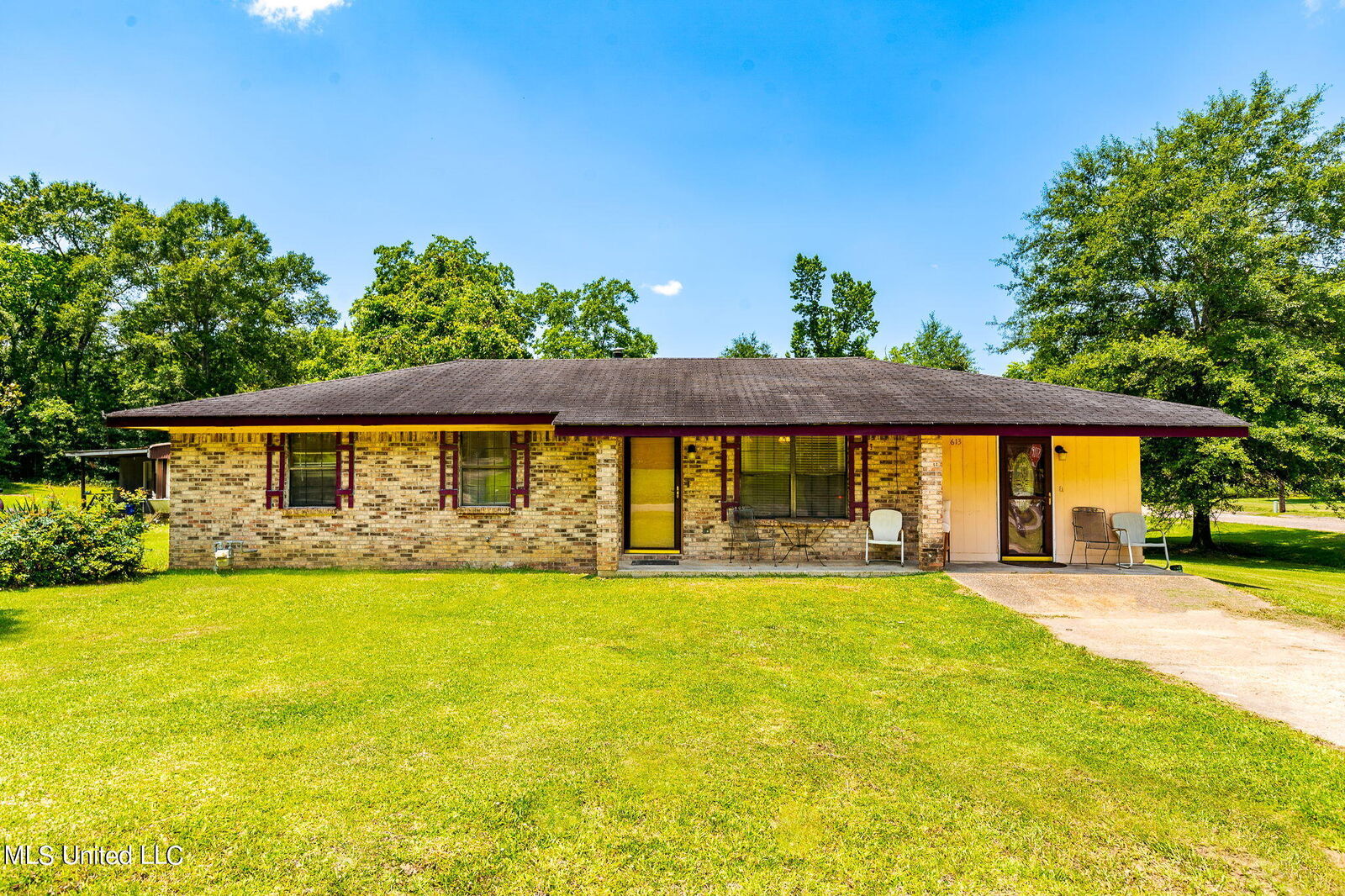 Property Photo:  613 Oak Street  MS 39455 