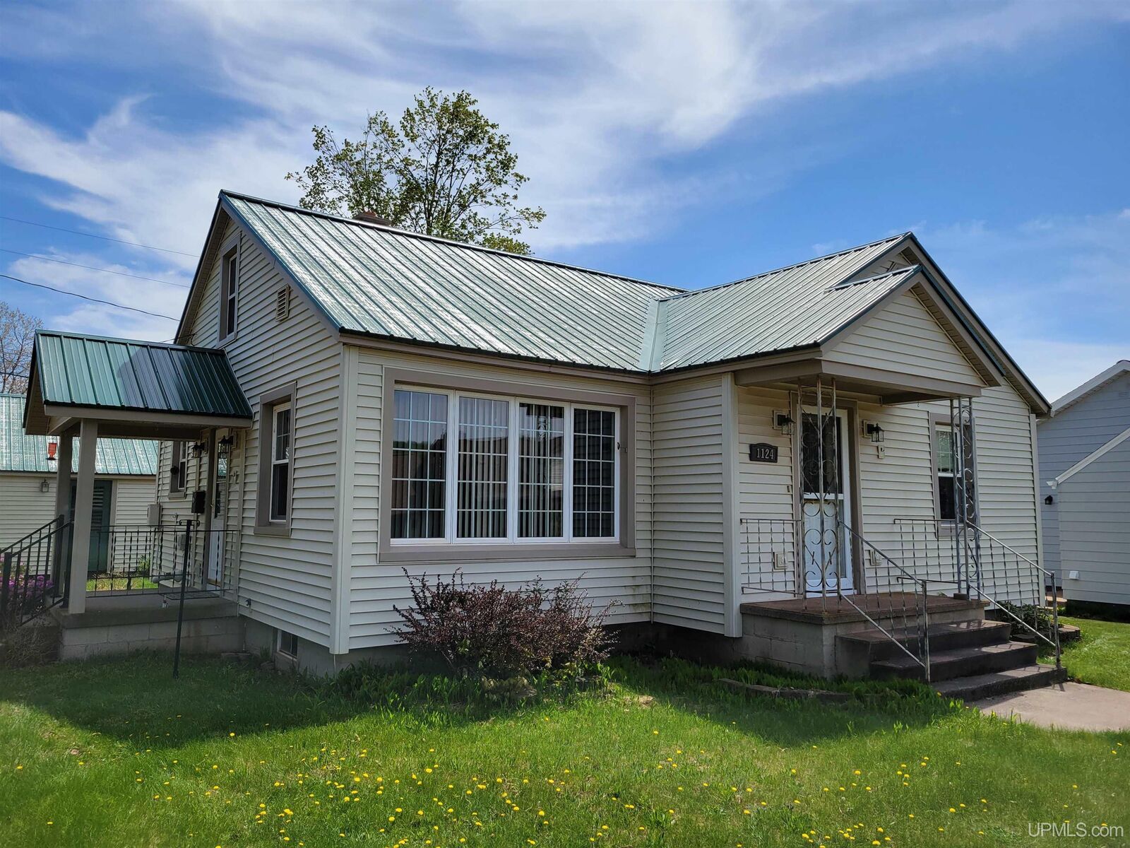 Property Photo:  1124 Keewaydin  MI 49866 