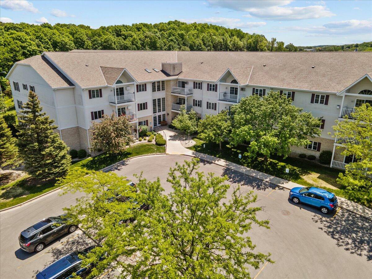Property Photo: 715 Canterberry Ct 108 WI 53090