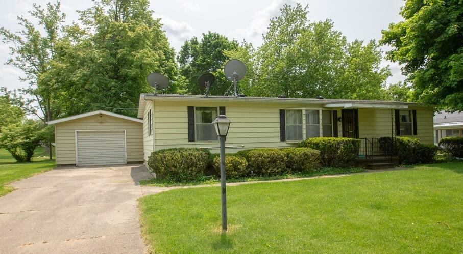 Property Photo:  30 W Lynwood Boulevard  MI 49242 