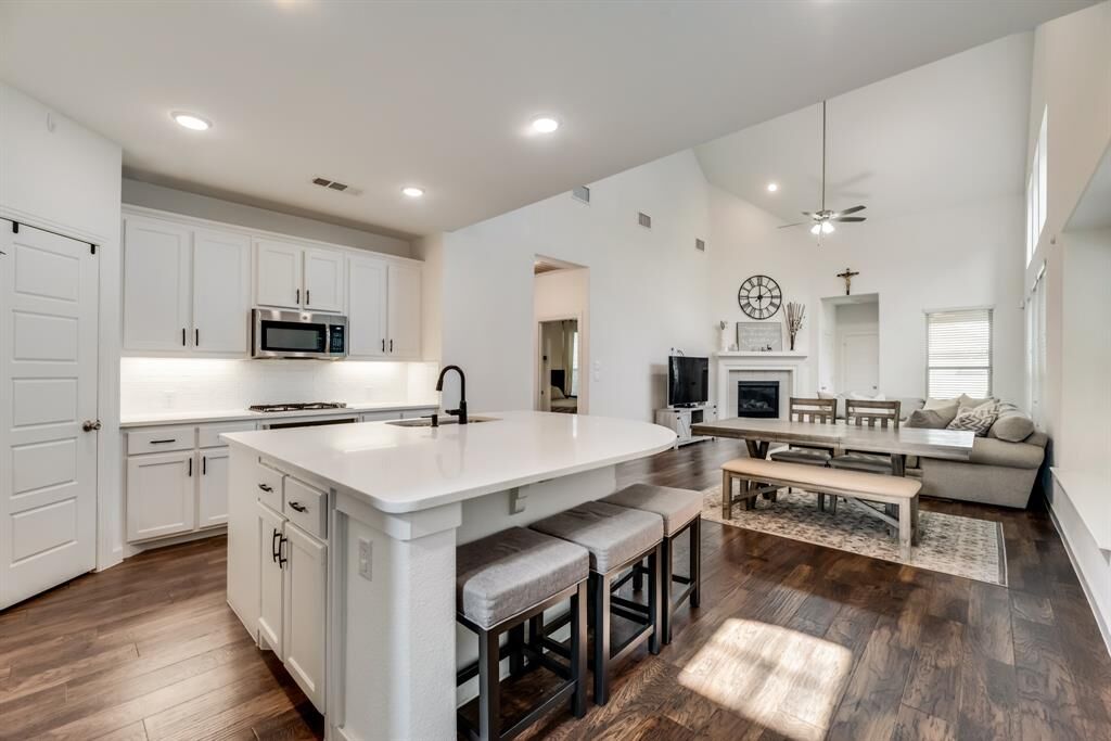 Property Photo: 704 8th Street TX 76226