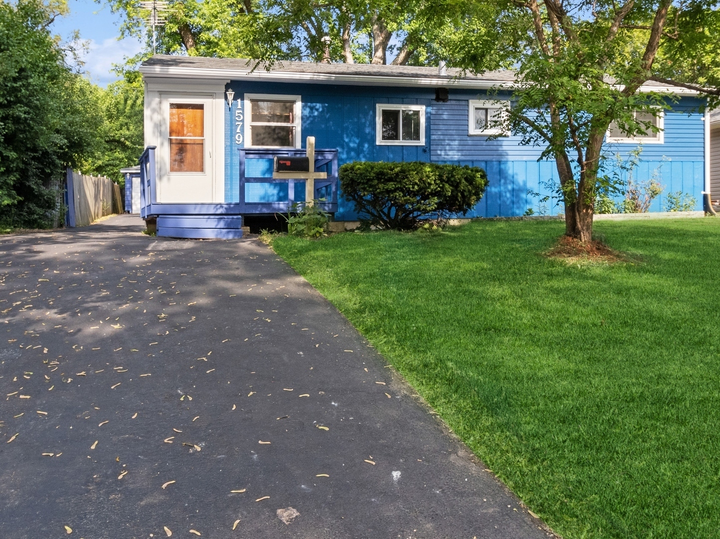 Property Photo:  1579 Highland Avenue  IL 60139 