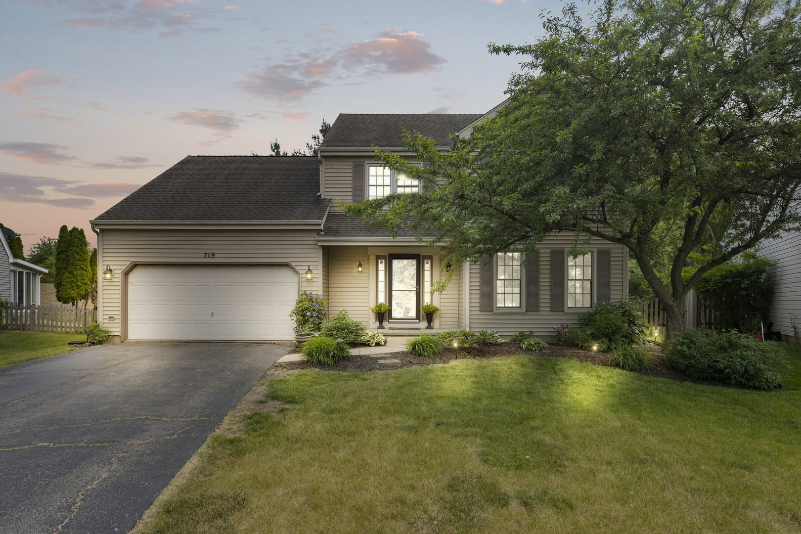 Property Photo: 719 Avondale Lane IL 60504