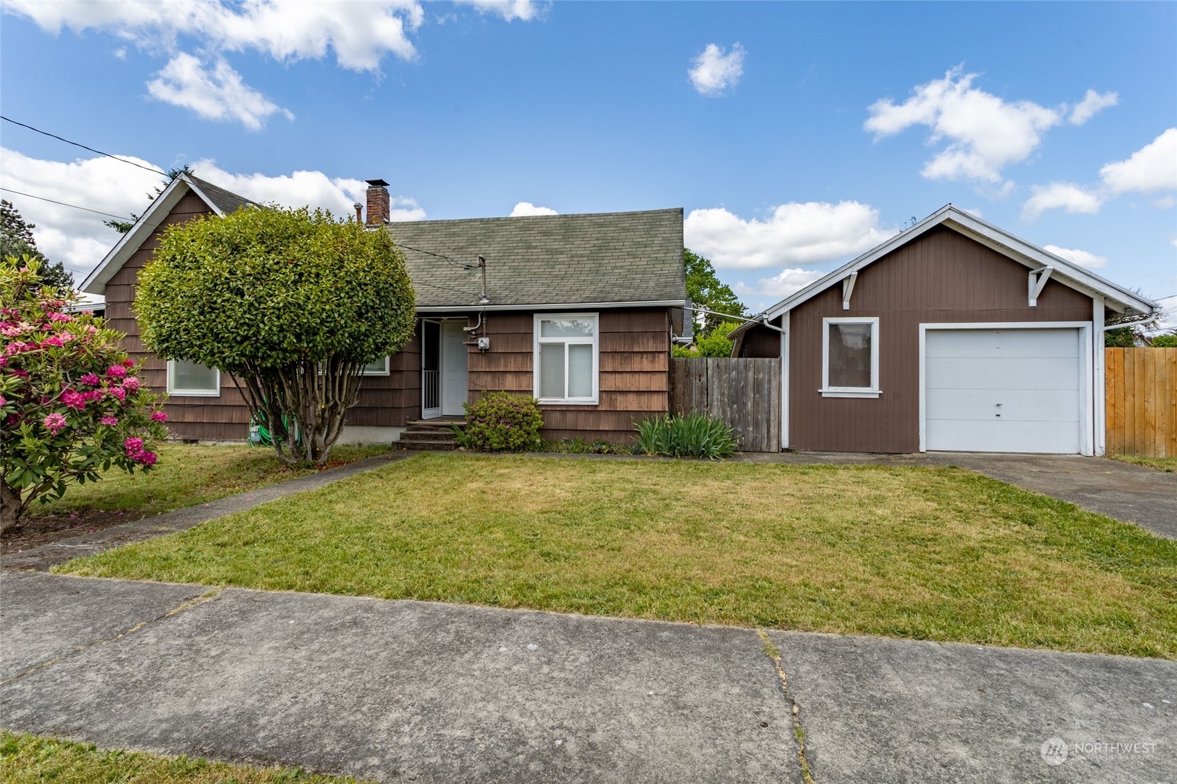 Property Photo:  1103 W Walnut Street  WA 98531 