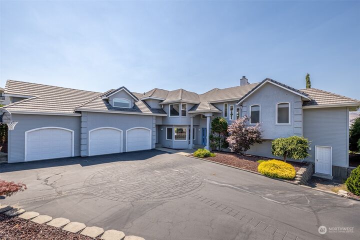 Property Photo: 2201 N Devon Avenue WA 98802