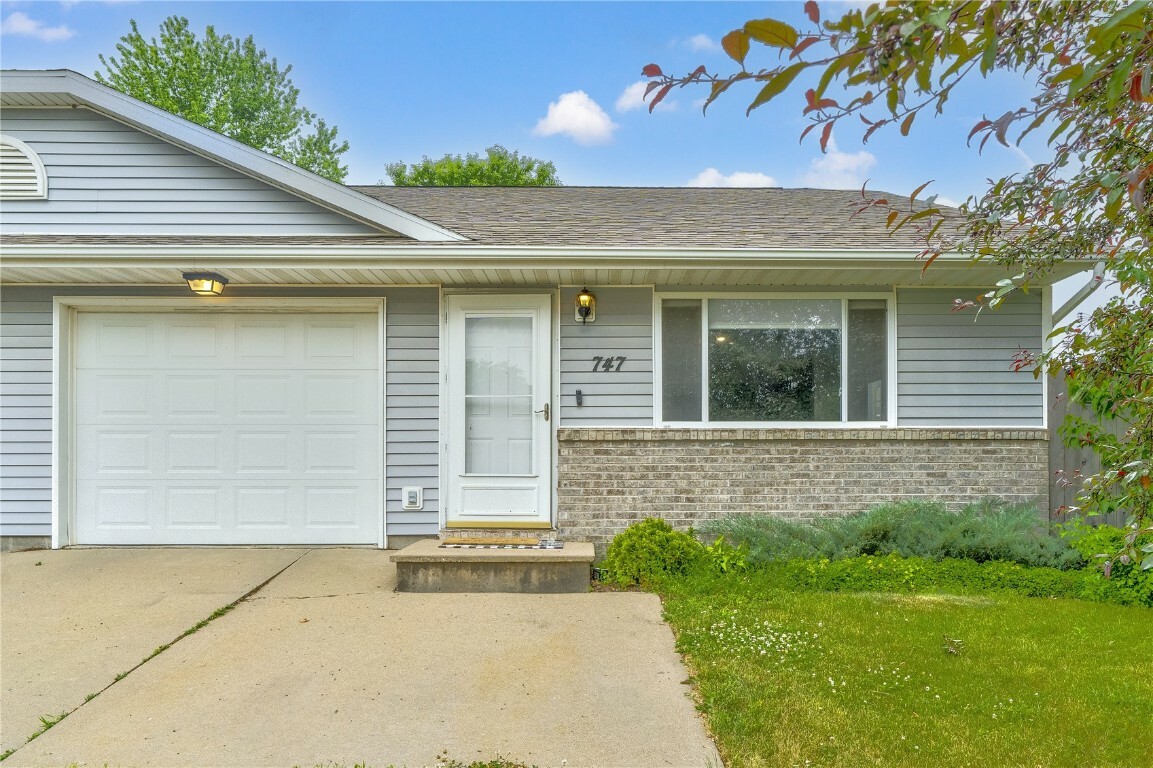 Property Photo:  747 Molly Drive  IA 52317 