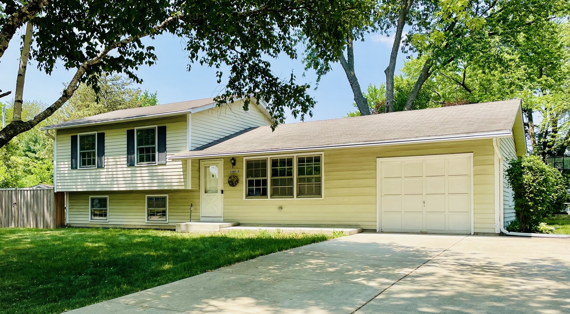 Property Photo:  26W510 Knoll Court  IL 60190 