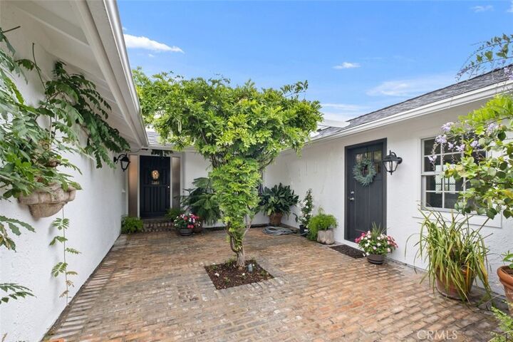 Property Photo:  23552 Via Calzada  CA 92691 
