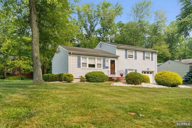 Property Photo:  5 Countryside Drive  NJ 07039 