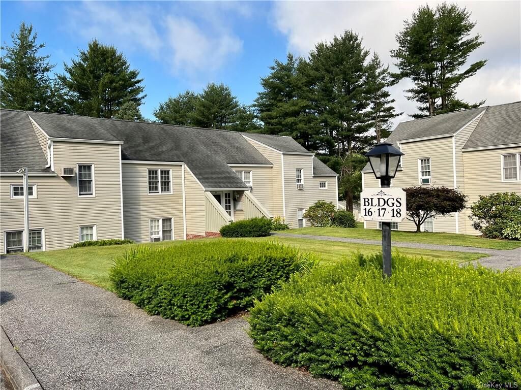 Property Photo:  1604 Holly Stream Court 1604  NY 10509 