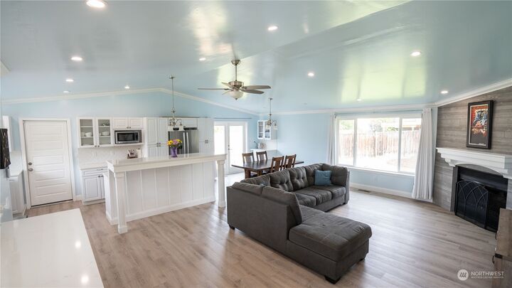 Property Photo:  921 11th NE  WA 98802 