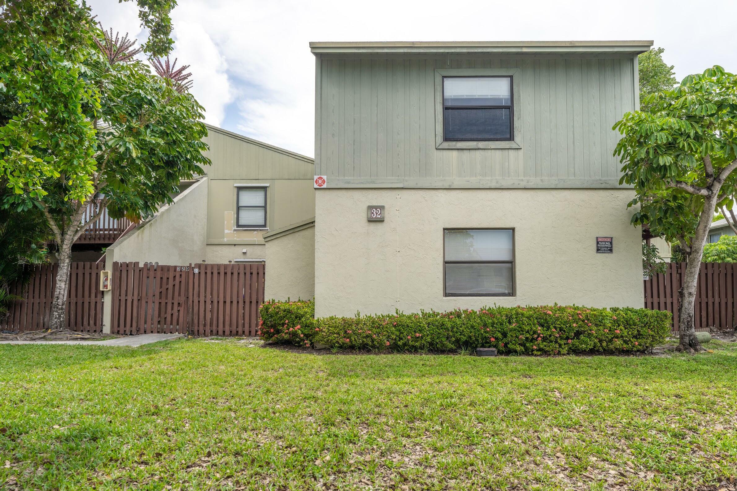 Property Photo:  32 Crossings Circle B  FL 33435 