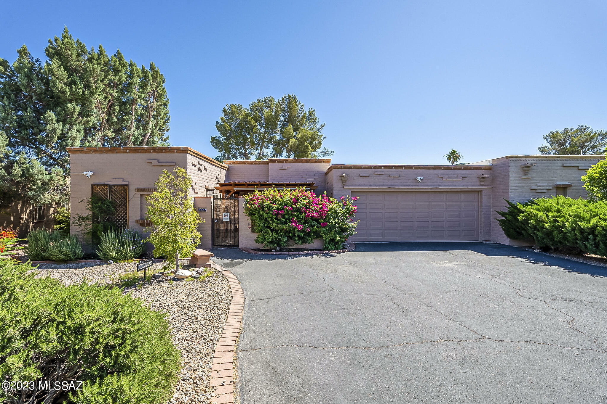 Property Photo: 2557 N Avenida San Valle AZ 85715