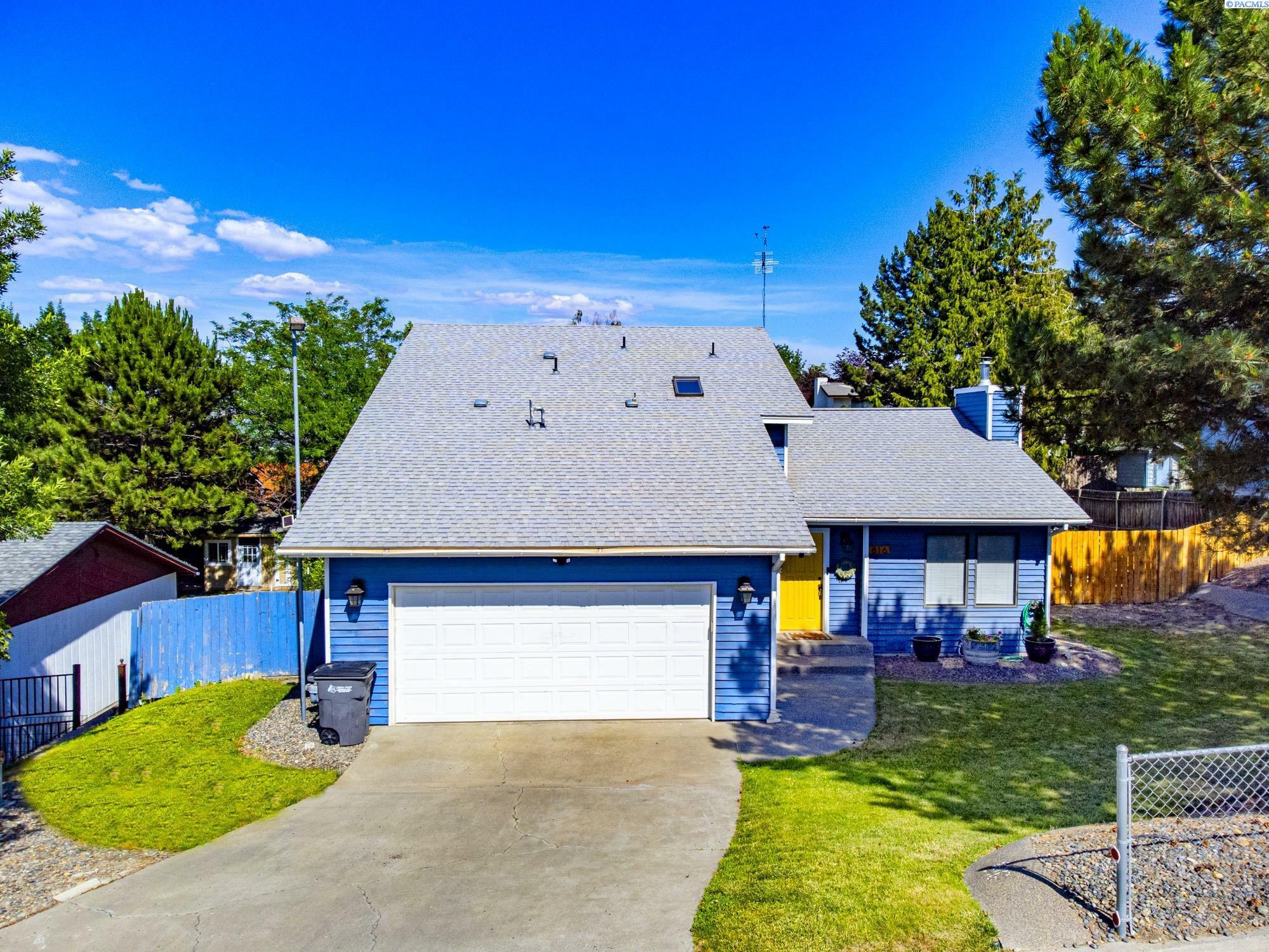 Property Photo:  816 Mayhew St  WA 98944 