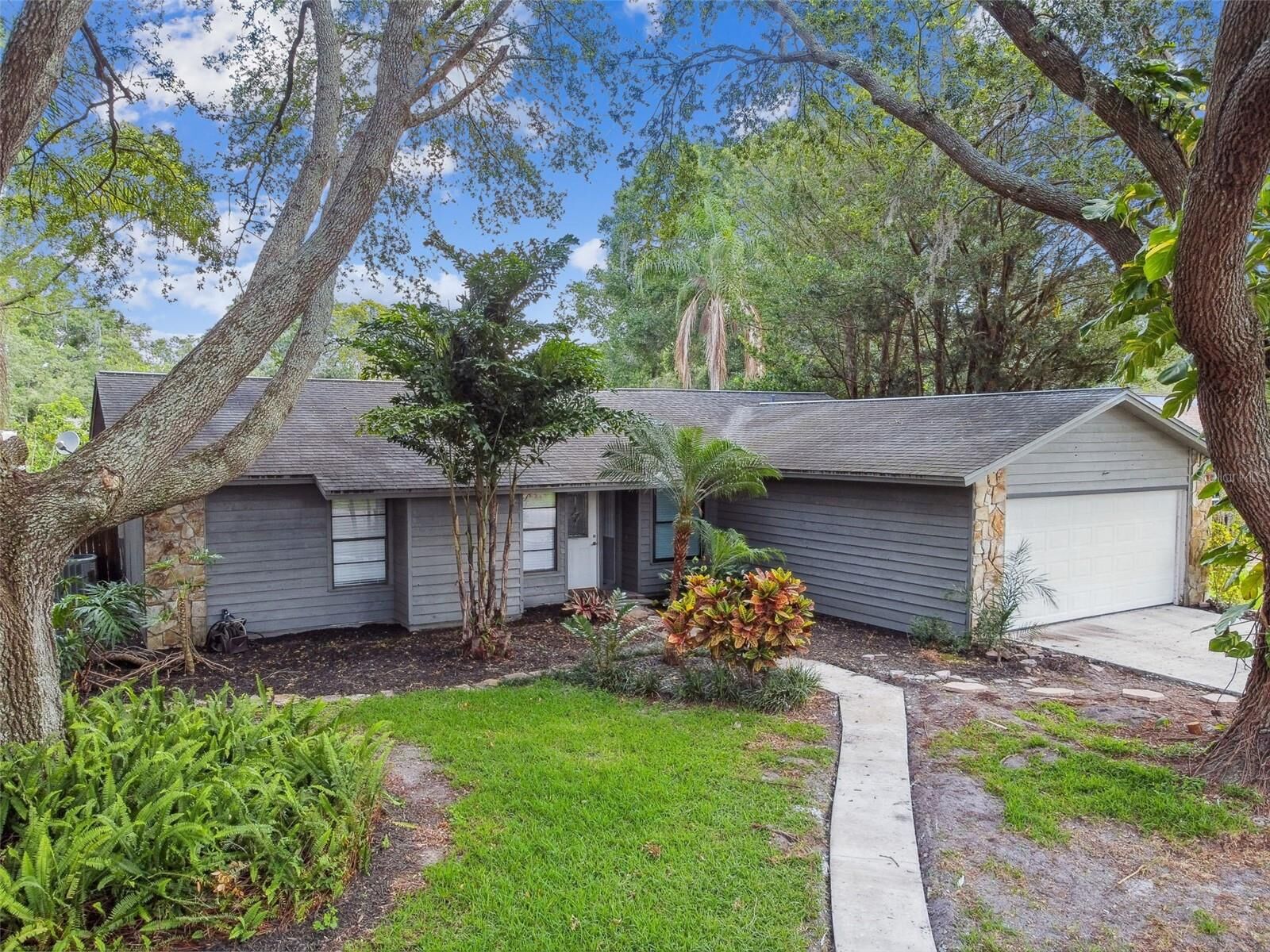 Property Photo: 2302 Gnarled Oak Avenue FL 33549