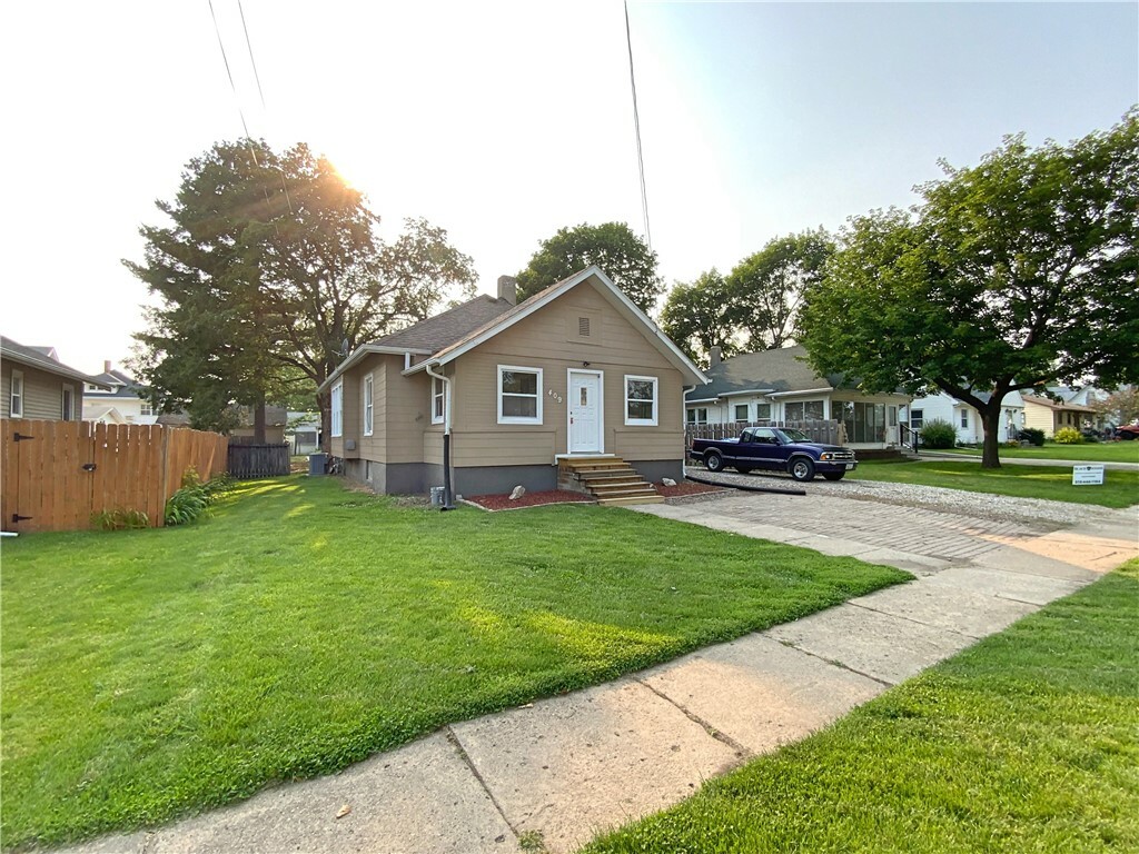 Property Photo:  409 E 10th Street N  IA 50208 