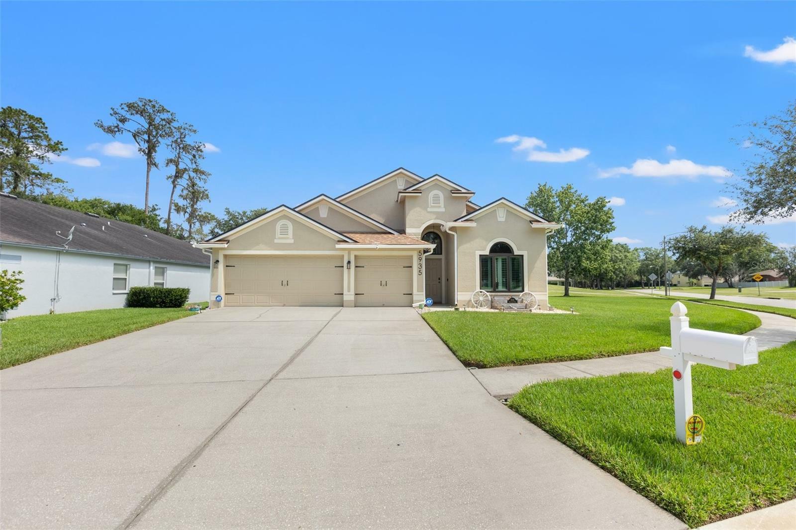 Property Photo:  5935 Montford Drive  FL 33541 