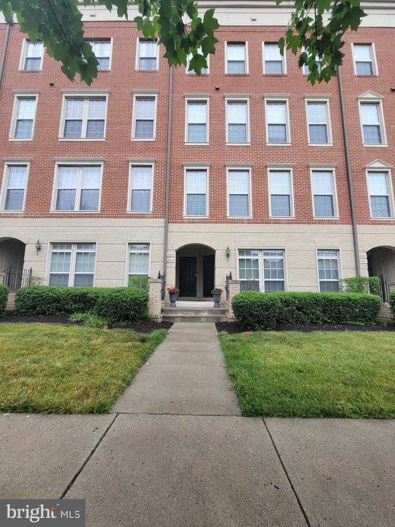 Property Photo: 8045 Crescent Park Drive 198 VA 20155