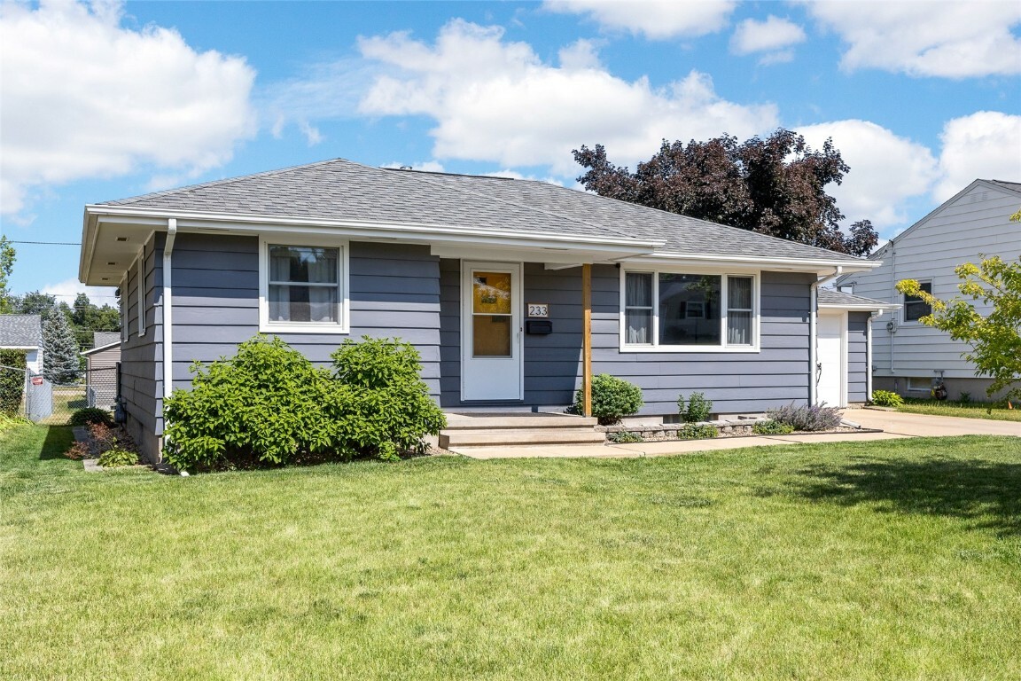 Property Photo:  233 24th Street NW  IA 52405 