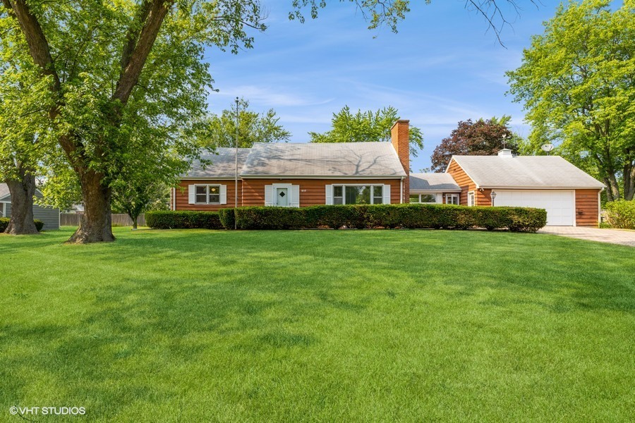 Property Photo: 2010 Maplewood Road IL 60062