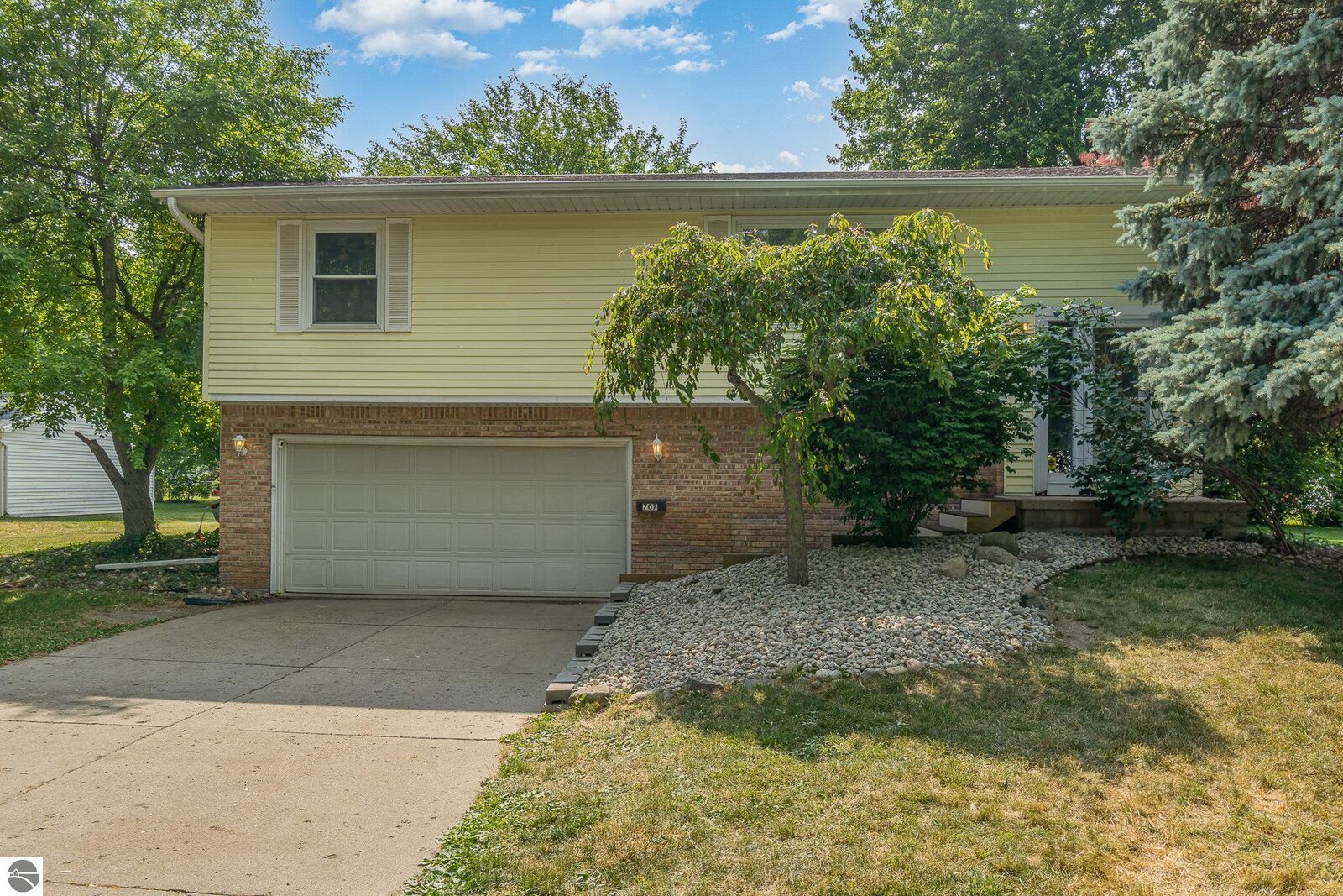 Property Photo:  707 N Oakland  MI 48879 