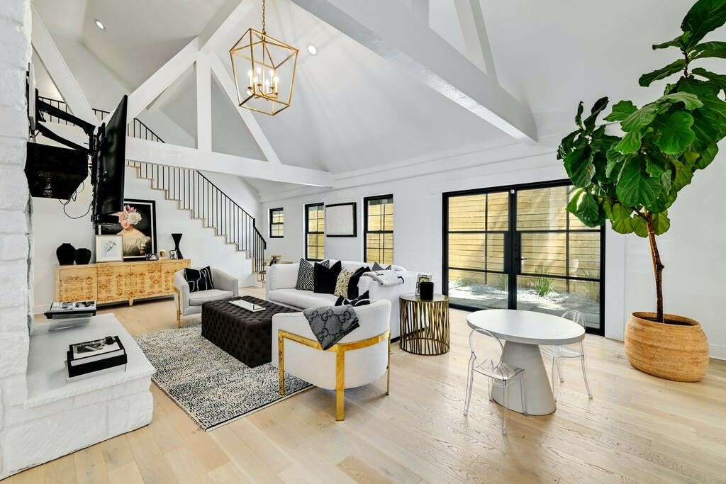 Property Photo: 3202 Oakmont Boulevard TX 78703