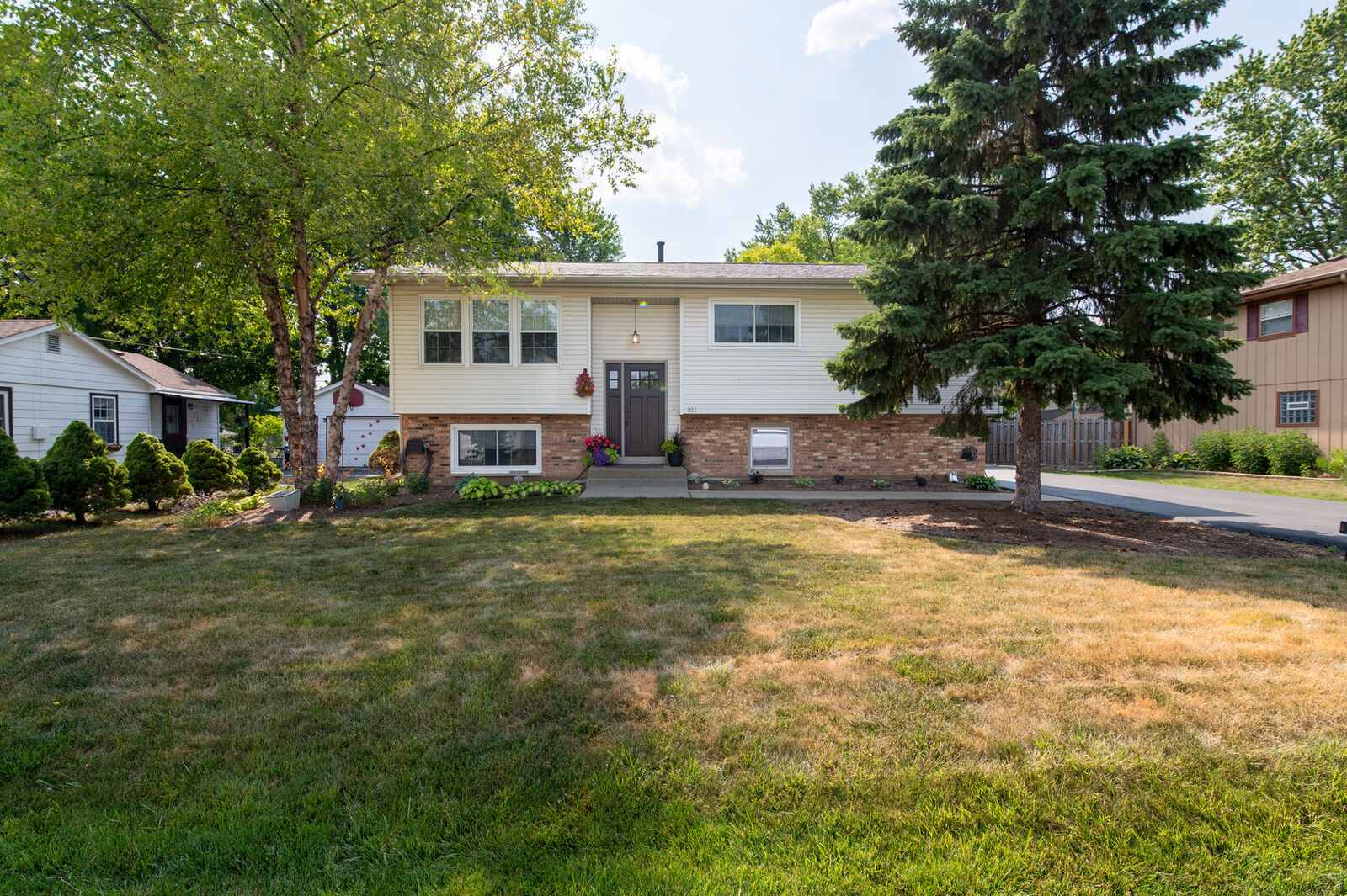 Property Photo: 103 Oakleaf Road IL 60156