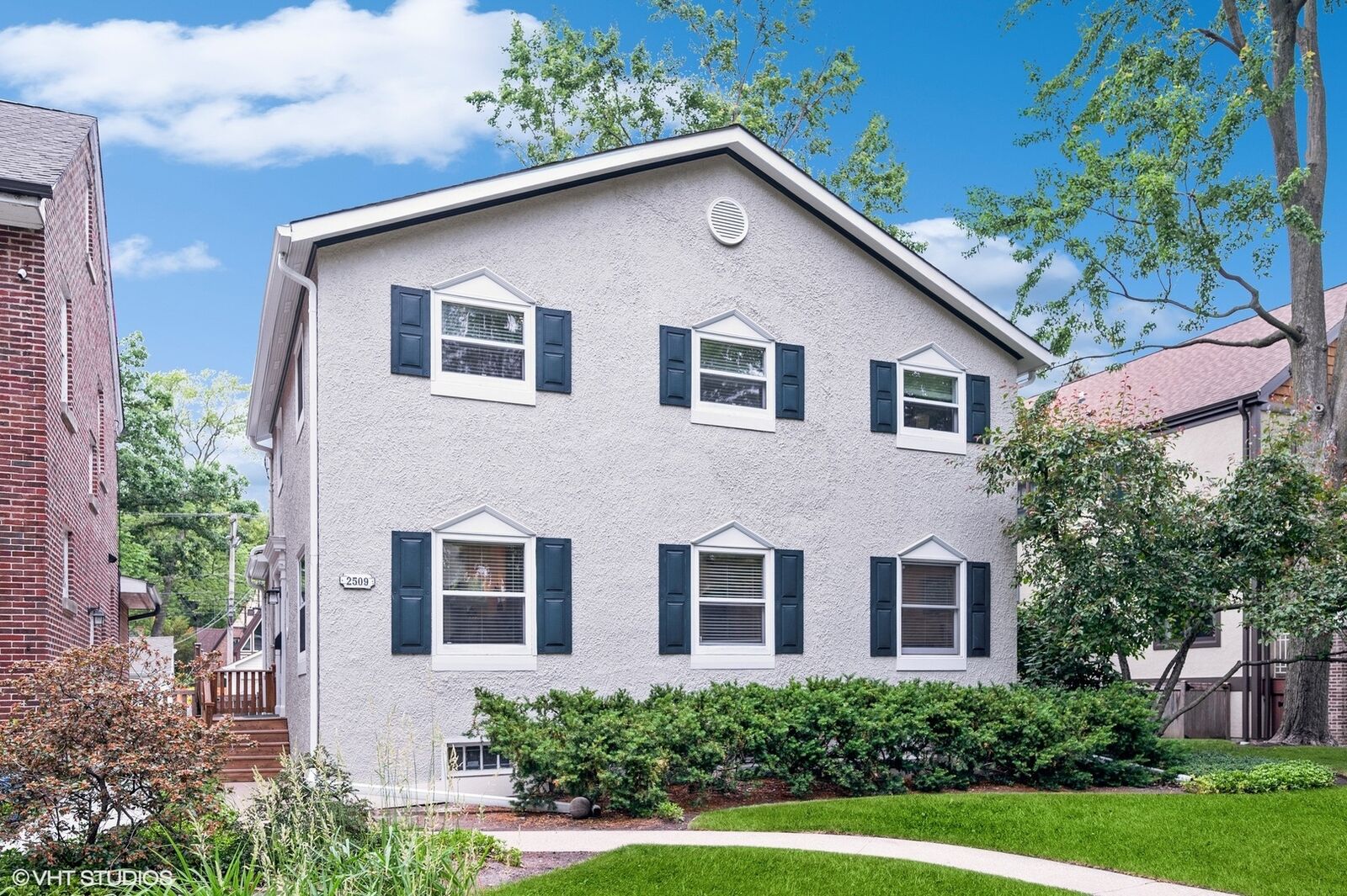 Property Photo: 2509 Noyes Street IL 60201
