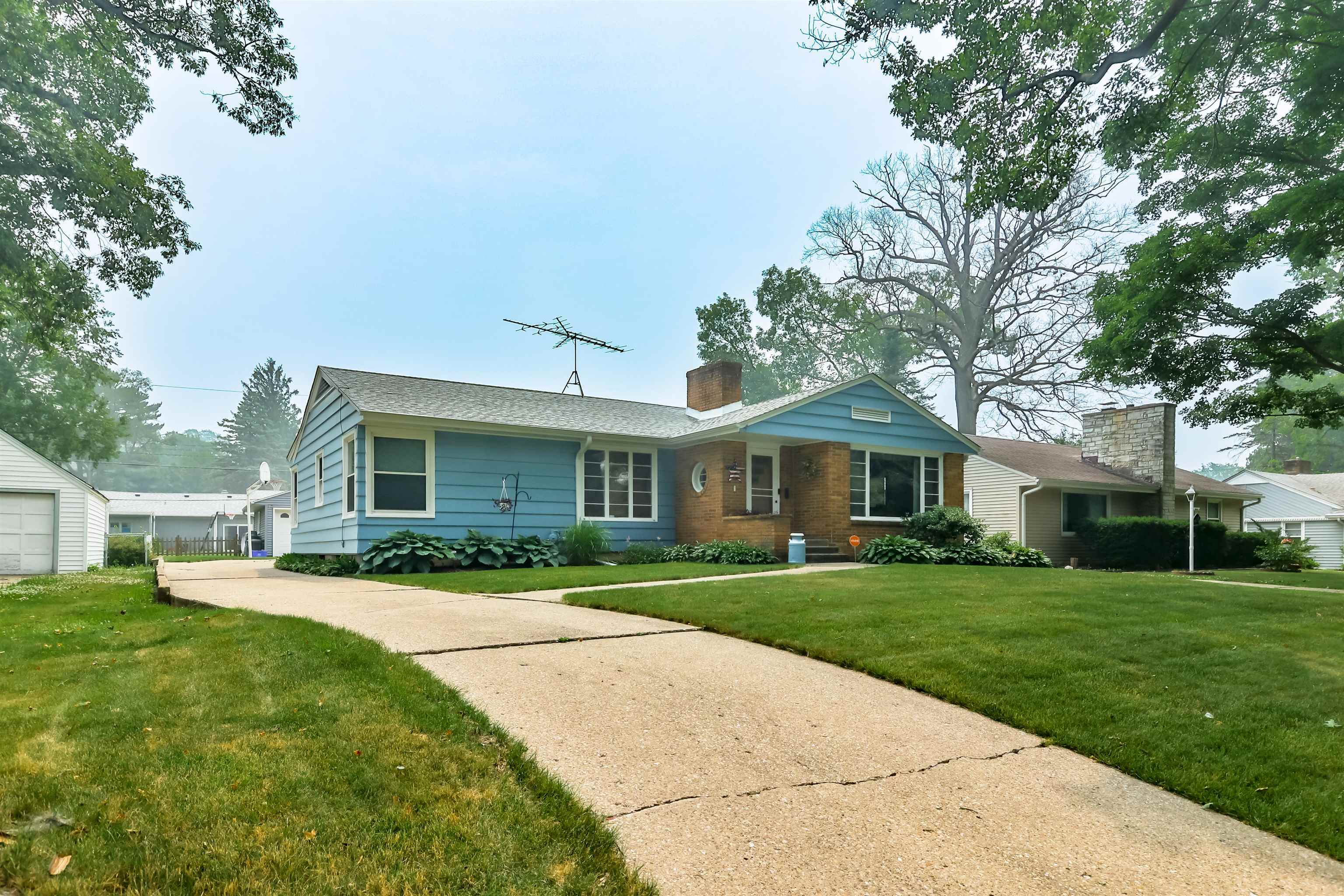 Property Photo:  1626 Oakdale Street  IL 61108 