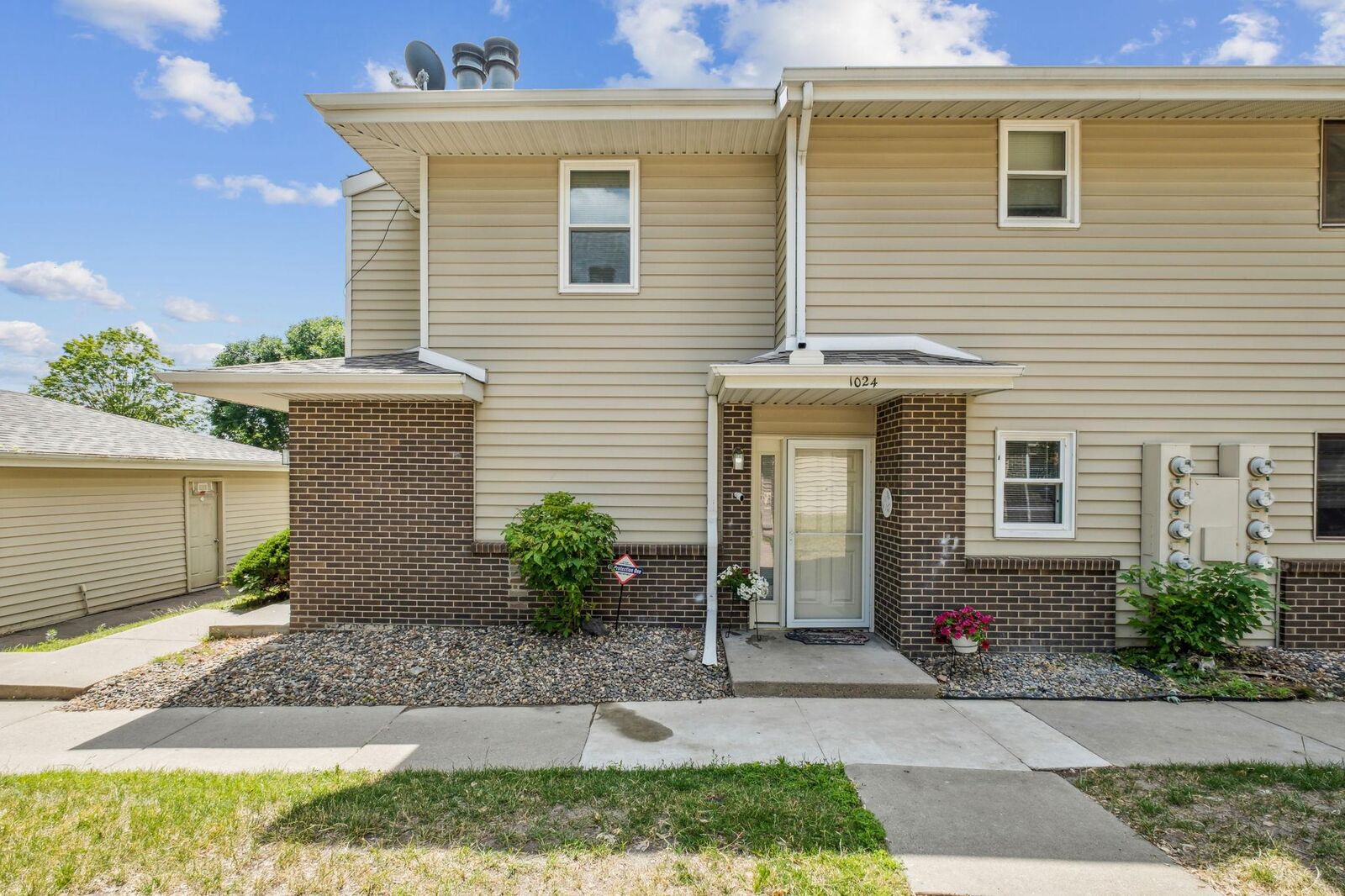 Property Photo:  1024 E Travelers Trail  MN 55337 