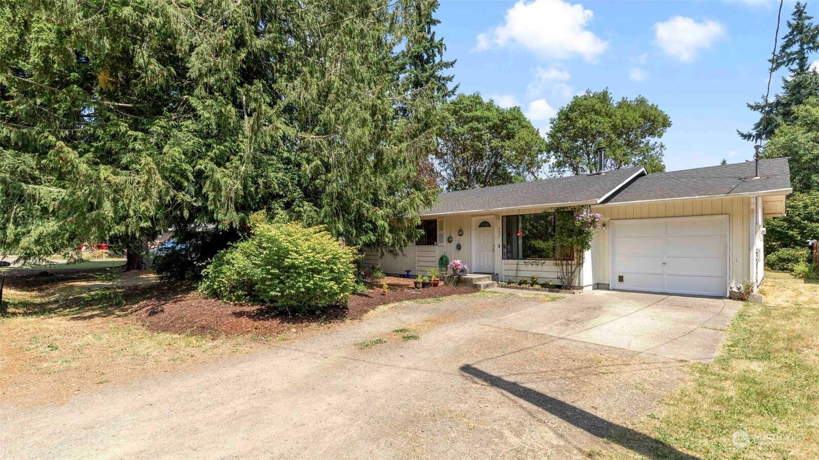 Property Photo:  925 Nebraska Street SE  WA 98366 
