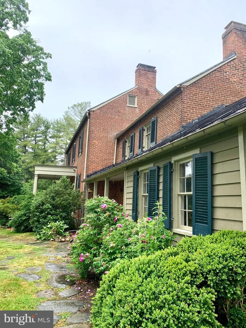 Property Photo:  20048 Shelburne Glebe Road  VA 20132 