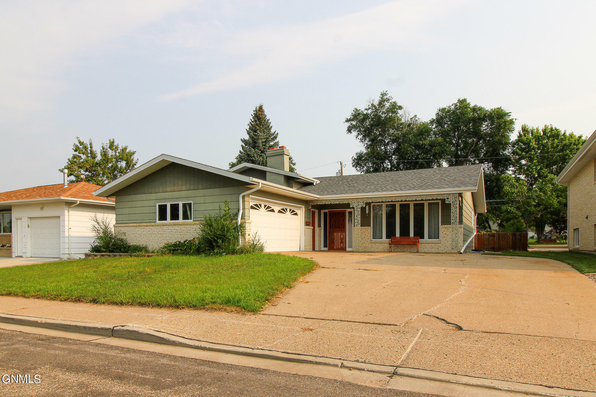 Property Photo:  1020 Summit Boulevard  ND 58504 