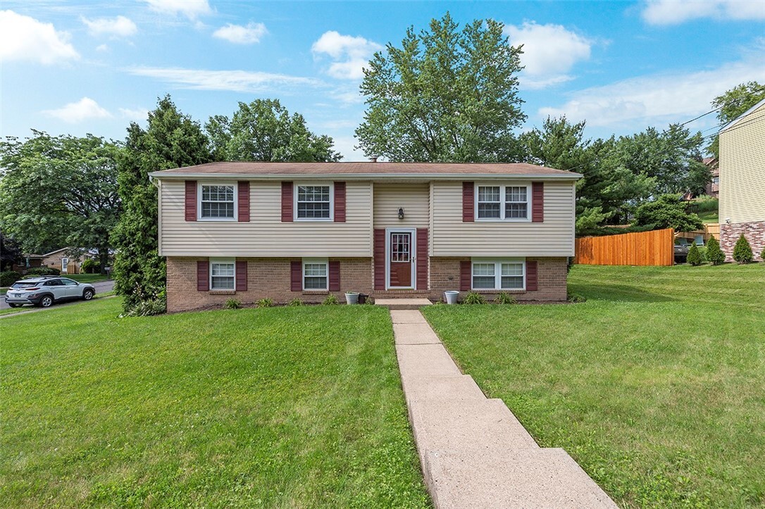 Property Photo: 501 Cottage Ln PA 15146